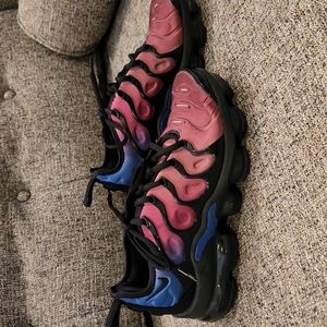 Nike Air Vapomax Plus in Red Violet Blue